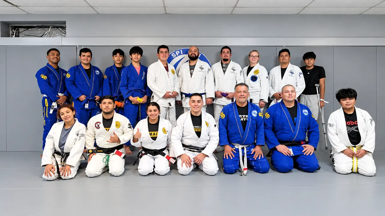 El Profesor Manny Galvan con un grupo de alumnos de jiu-jitsu después de un seminario de BJJ en Port Isabel, Texas