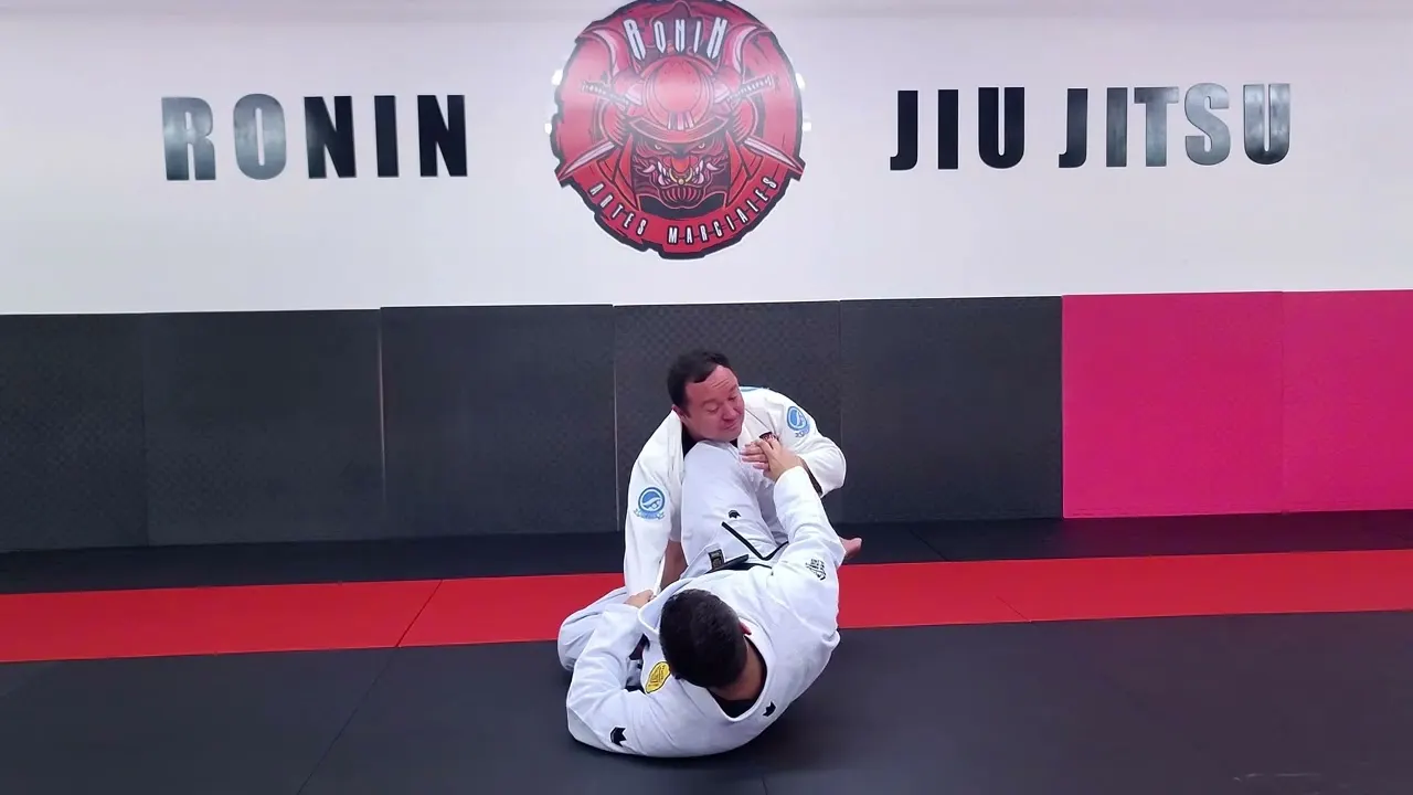 El Profesor Manny Galvan enseñando una barrida de tijera en el tatami de Ronin Jiu Jitsu, Matamoros